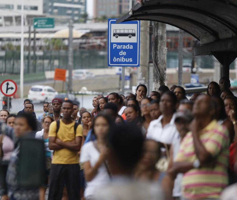 Pontos de Ã´nibus ficaram lotados por conta de mobilizaÃ§Ã£o | Foto: Raul SpinassÃ© | Ag. A TARDE