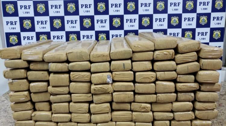 Suspeito transportava 83 tabletes de maconha em duas malas e uma sacola - Foto: DivulgaÃ§Ã£o | PRF