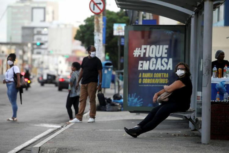 O aumento da população nas ruas levou a prefeitura decretar o bloqueio de três bairros a partir de hojee - Foto: Felipe Iruatã | Ag. A TARDE