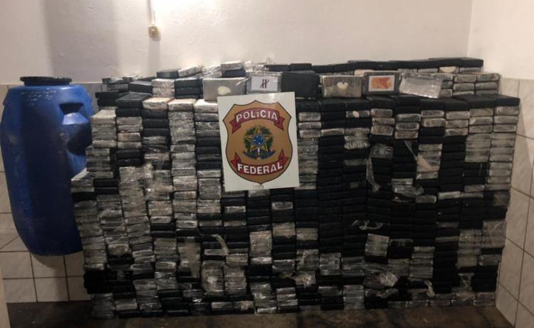 Droga vinha sendo transportada em uma carreta escondida em uma carga de tonÃ©is plÃ¡sticos - Foto: DivulgaÃ§Ã£o | PolÃ­cia Federal