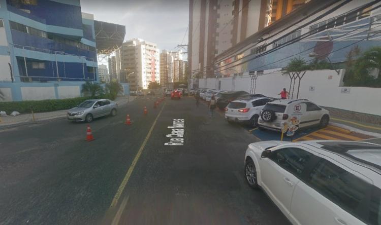 Ele explicou que era ex-aluno, aguardava a chegada da namorada, estudante da instituiÃ§Ã£o - Foto: ReproduÃ§Ã£o | Google