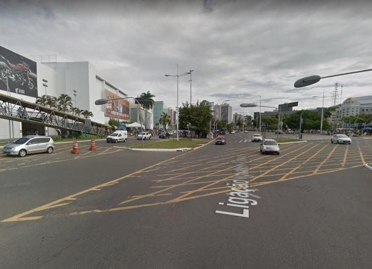 Segundo a polÃ­cia, o caso aconteceu prÃ³ximo a um shopping, na Avenida Tancredo Neves - Foto: ReproduÃ§Ã£o | Google Maps