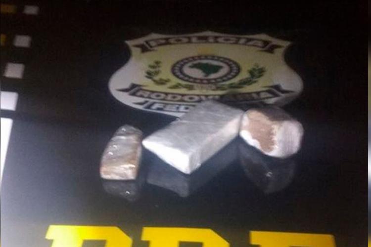 Com eles foi encontrado cerca de 400 g de crack - Foto: Divulgação | PRF