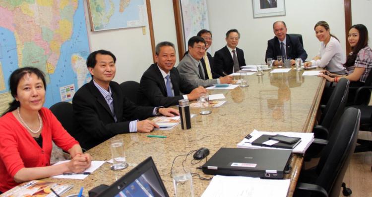 Representantes das empresas estatais chinesas CRCC e CR20 estiveram reunidos com o secretário João Leão - Foto: Secom Gov-BA | Divulgação