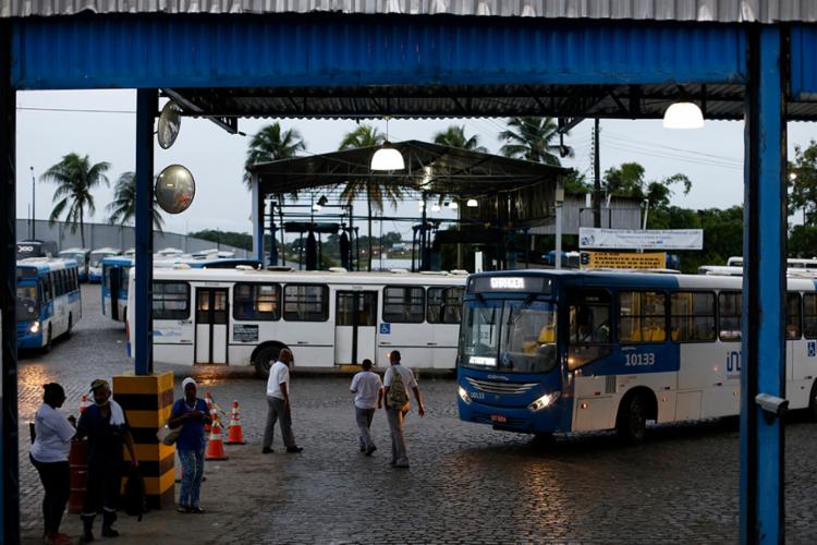 O rodoviÃ¡rio foi atacado apÃ³s deixar a garagem da empresa onde trabalha - Foto: Raul SpinassÃ© | Ag. A TARDE
