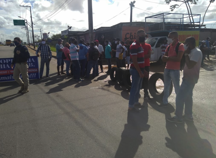 Grupo fecha parcialmente a BR-324 com auxílio da PRF | Foto: Cidadão Repórter | via WhatsApp - Foto: Cidadão Repórter | via WhatsApp