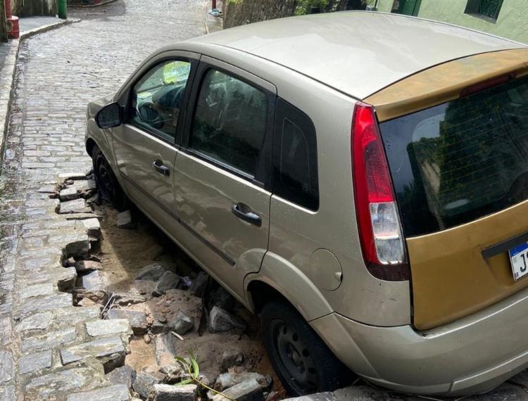 Carro ficou preso em cratera no meio da via - Foto: Reprodução | Transalvador