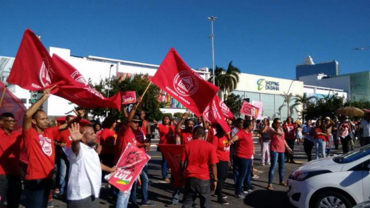 Trabalhadores protestaram contra prisÃ£o de Lula na Ãºltima sexta, 6 - Foto: Felipe Santana | Ag. A TARDE