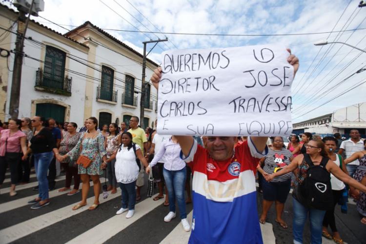 Protesto foi motivado apÃ³s medidas tomadas pelo provedor da escola - Foto: Luciano CarcarÃ¡ | Ag. A TARDE