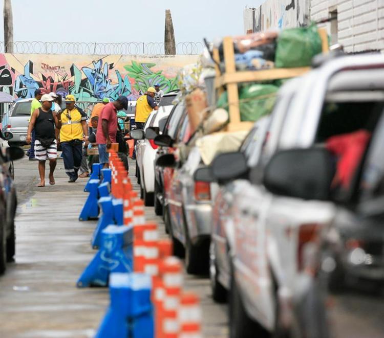 Motoristas esperam 2h e pedestres tem embarque imediato no ferry - Foto: JoÃ¡ Souza | Ag. A TARDE | 29.12.2016