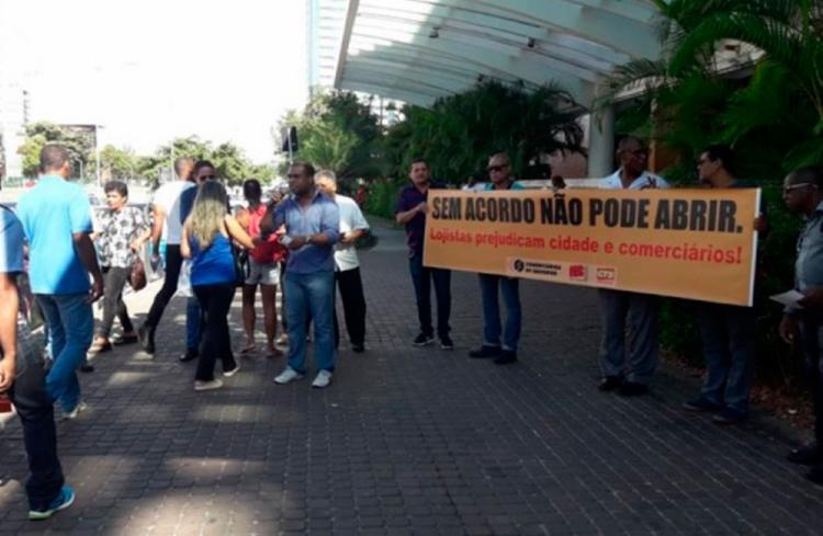 ComerciÃ¡rios exibiram faixas em frente ao Salvador Shopping - Foto: DivulgaÃ§Ã£o | Sindicato dos ComerciÃ¡rios