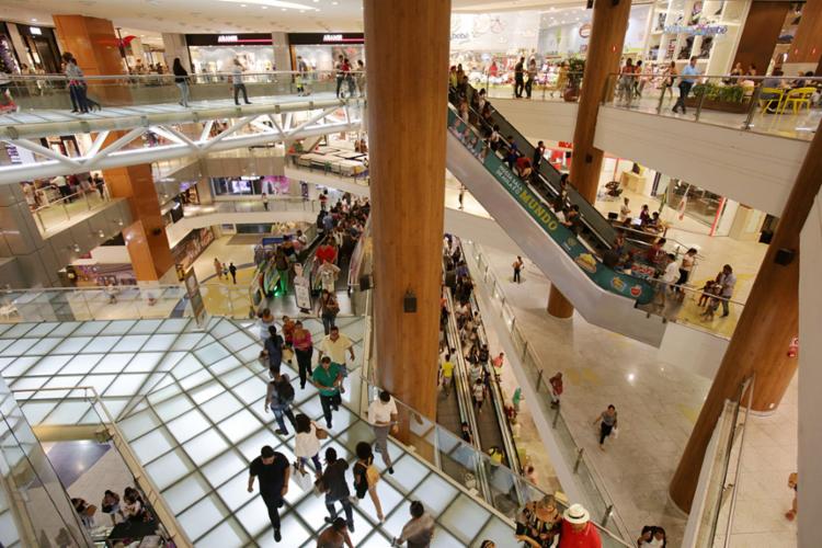 Suspeitos tentaram fugir pela saÃda principal do shopping - Foto: Adilton Venegeroles | Ag. A TARDE