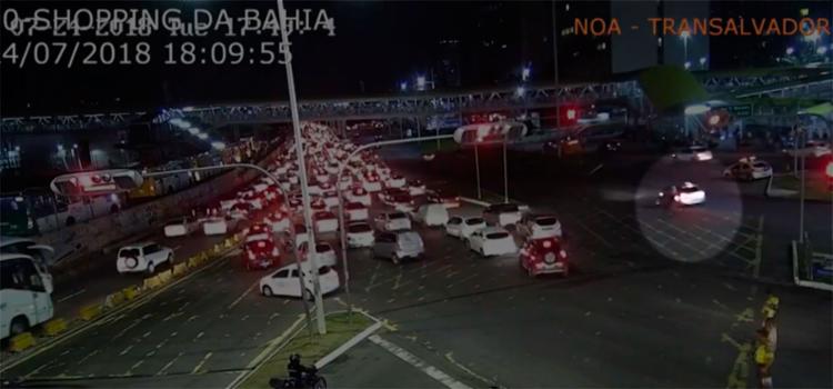 Acidente ocorreu na bifurcaÃ§Ã£o na regiÃ£o do Shopping da Bahia - Foto: ReproduÃ§Ã£o
