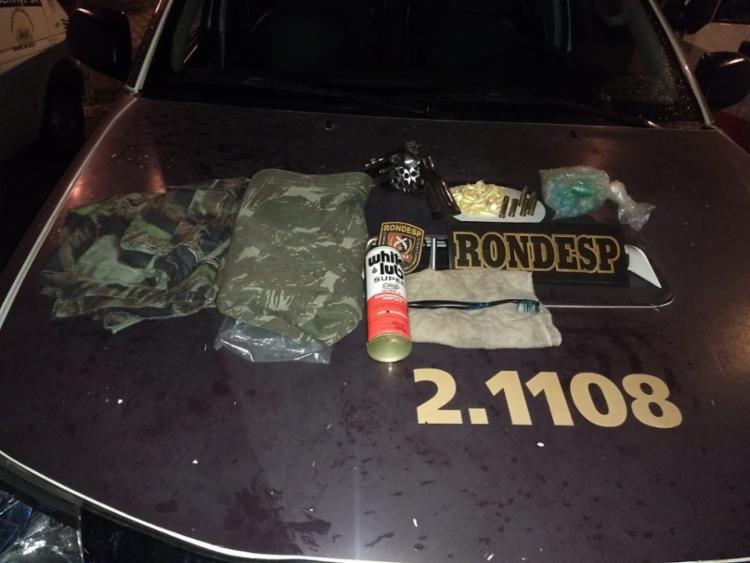 Revólver, drogas, roupas e outros materiais foram apreendidos pela polÃcia - Foto: Divulgação | SSP-BA