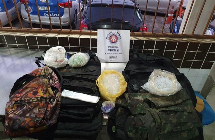Operação da PM apreendeu coletes balísticos e pouco mais de 4 mil pinos que seriam usados para embalar cocaína | Foto: Divulgação | SSP-BA - Foto: Divulgação | SSP-BA