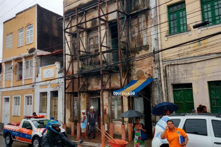 Telhado desabou por volta das 5h desta segunda-feira, 25 - Foto: DivulgaÃ§Ã£o | CBMBA