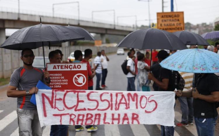 Uma parte do grupo bloqueou uma das vias da RÃ³tula - Foto: Raul SpinassÃ© | Ag. A TARDE