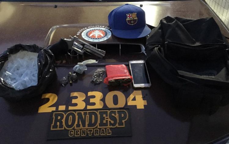 A polÃ­cia apreendeu arma, muniÃ§Ãµes e drogas - Foto: DivulgaÃ§Ã£o | SSP
