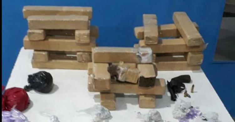 Com eles foram apreendidos um revÃ³lver calibre 38, 25 tabletes de maconha, um quilo e 144 pinos de cocaÃ­na, 151 pedras de crack - Foto: DivulgaÃ§Ã£o | SSP-BA
