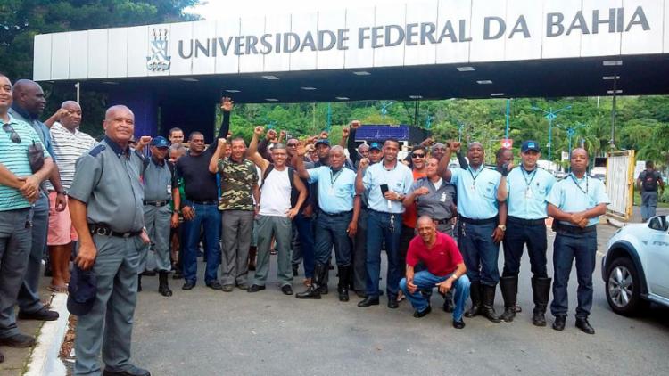Trabalhadores se concentram em frente ao campus de Ondina - Foto: Shirley Stolze | Ag. A TARDE