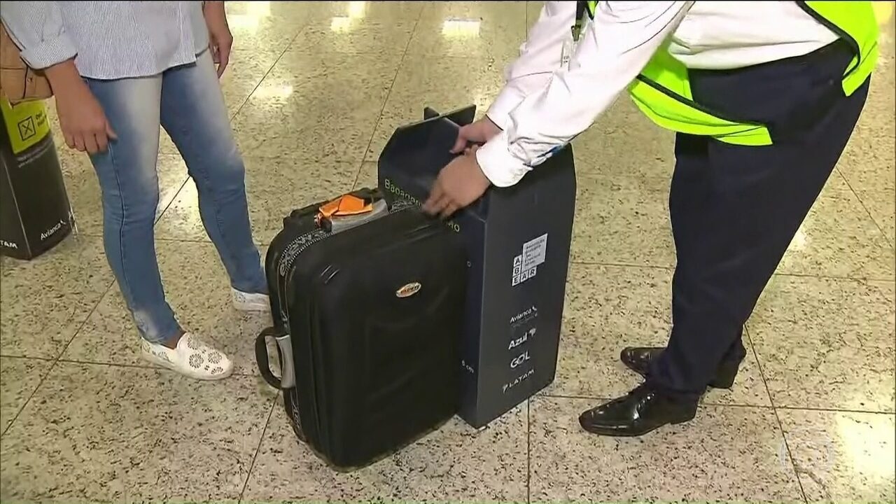Resultado de imagem para Despacho de bagagem de mão fora do padrão começa em aeroportos de Guarulhos e Salvador