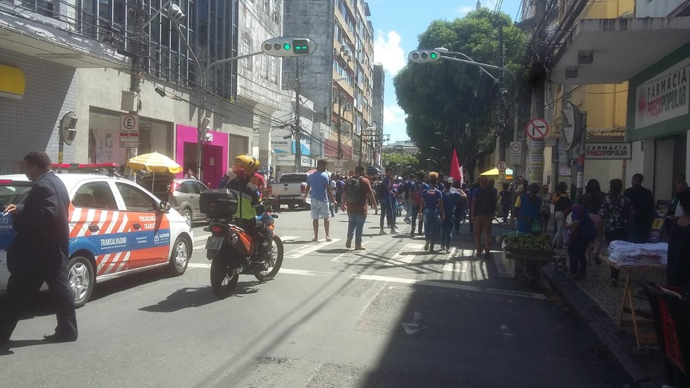 ManifestaÃ§Ã£o comeÃ§ou na Avenida Sete de Setembro, por volta das 10h. Conforme PM, cerca de 100 pessoas participam da aÃ§Ã£o.  â?? Foto: PolÃ­cia Militar (PM)