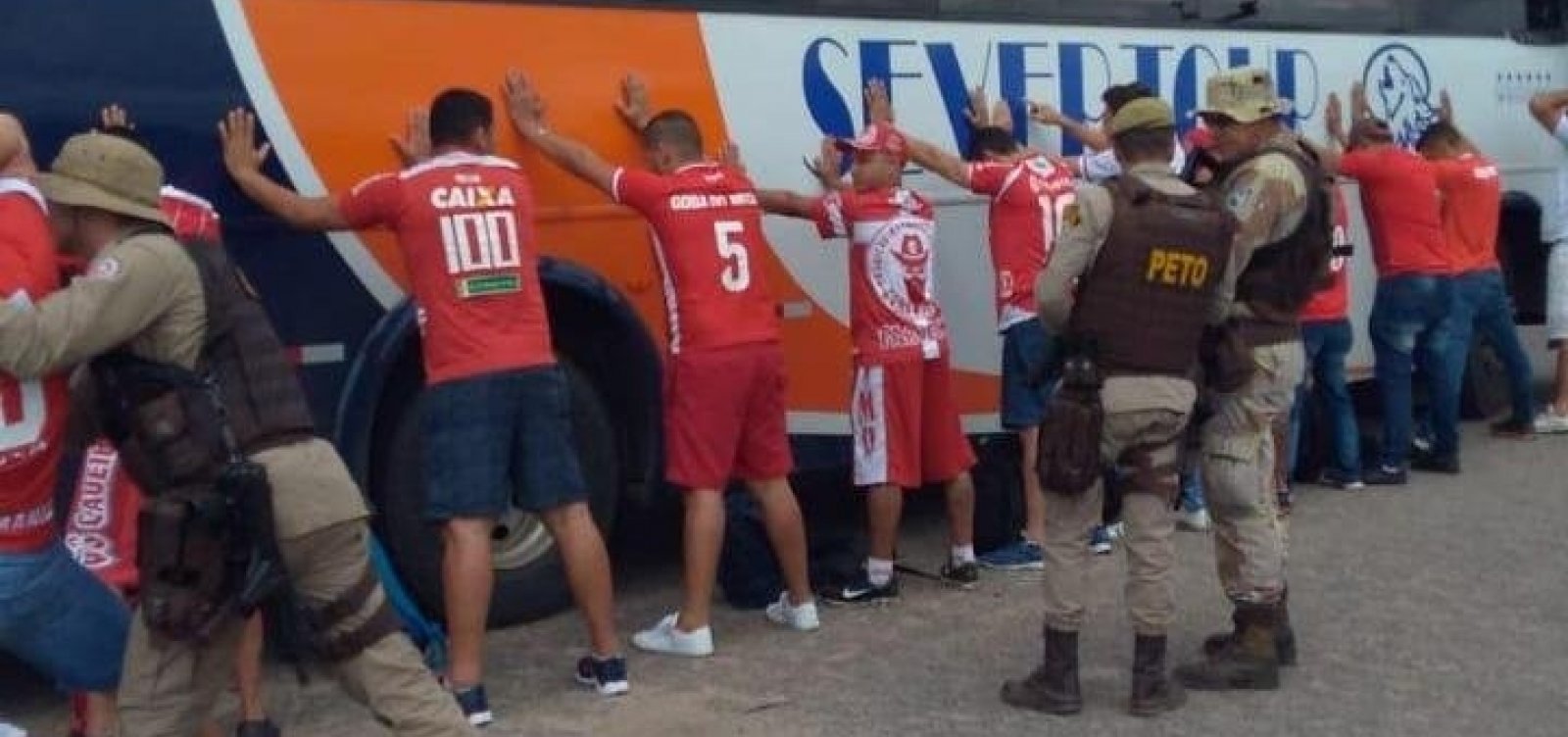 [Integrantes de torcida organizada sÃ£o levados para delegacia apÃ³s foto com arma circular na web]