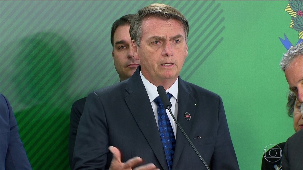 Resultado de imagem para Projeto de Bolsonaro prevê ampliar 'por regulamento' o número de categorias com direito a porte de arma de fogo