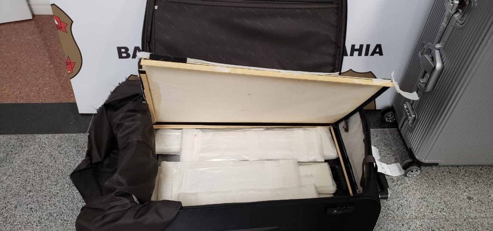 [Casal Ã© preso ao tentar embarcar para Lisboa com cocaÃ­na em fundo falso de malas]