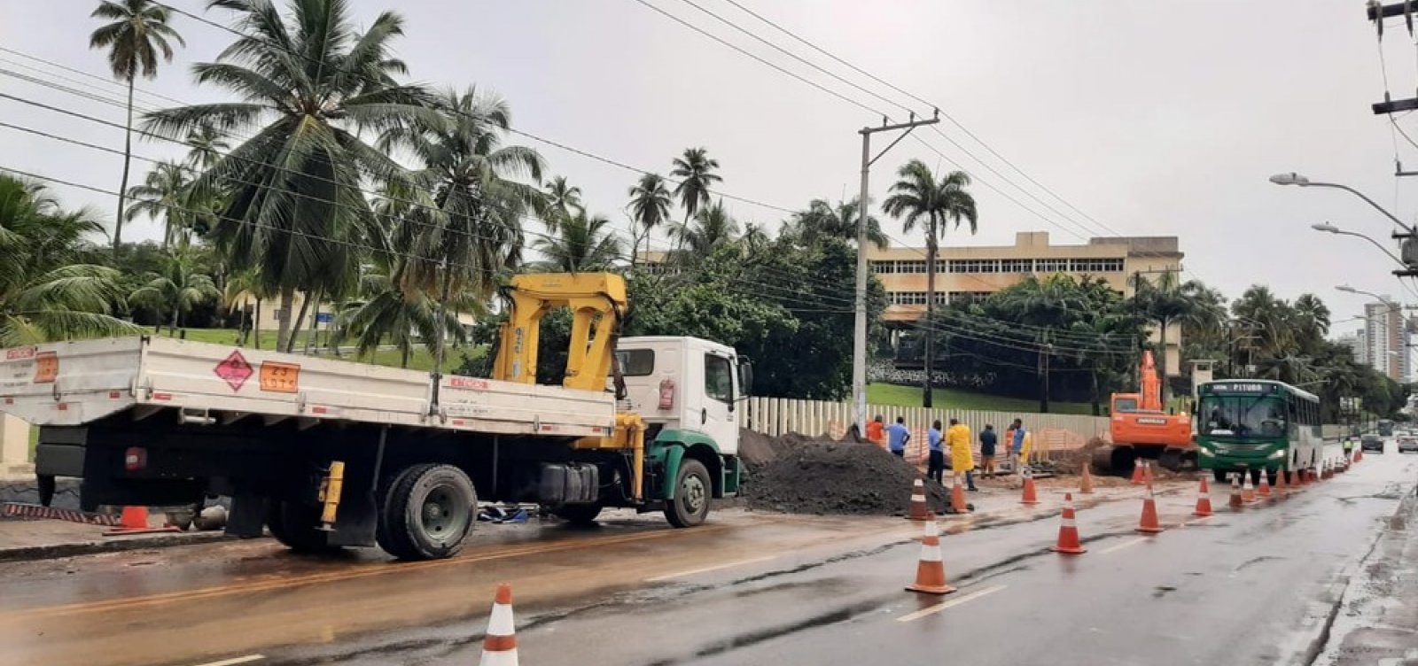[Duas faixas na avenida Paulo VI sÃ£o interditadas para obras ]