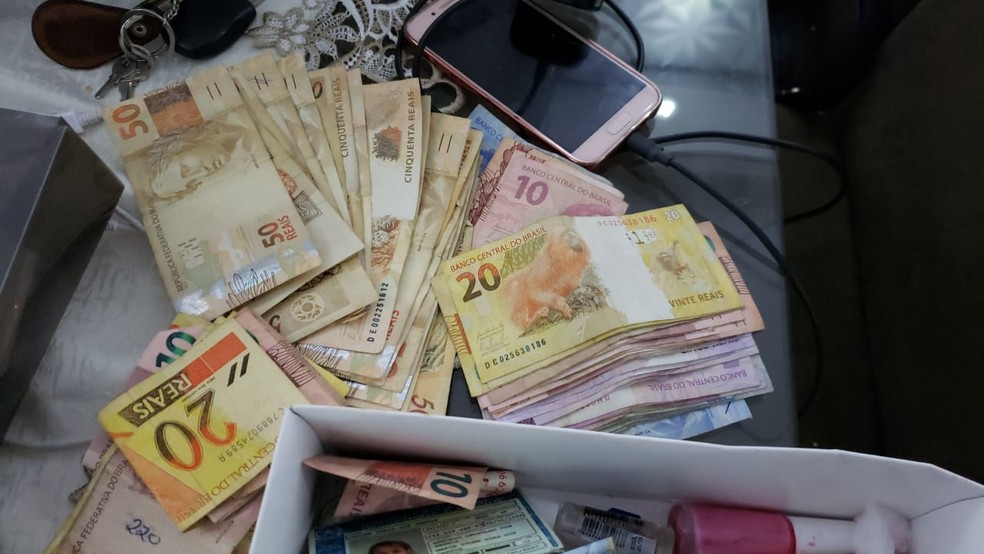 Pelo menos R$ 1,2 mil foram apreendidos durante o cumprimento dos mandados (Foto: Divulgação/PF)