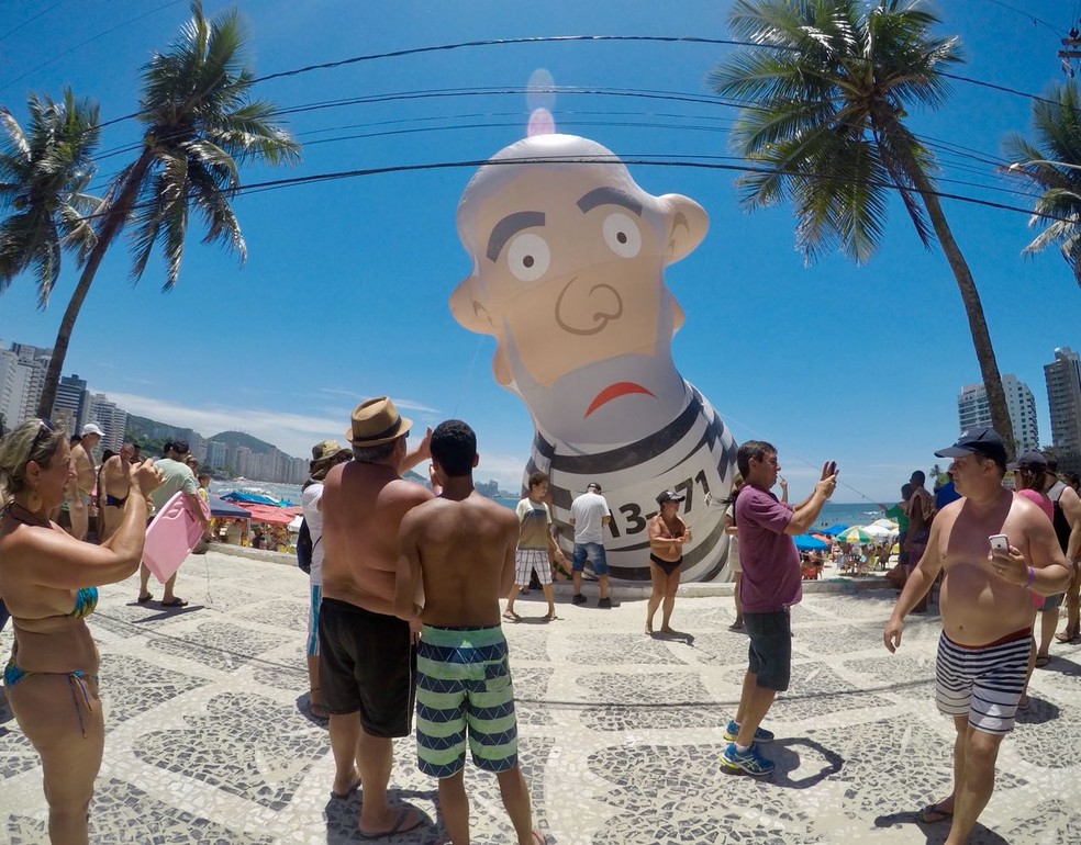 Boneco de Lula 'presidiário' é inflado em frente a triplex (Foto: Rogério Soares/Jornal A Tribuna de Santos)