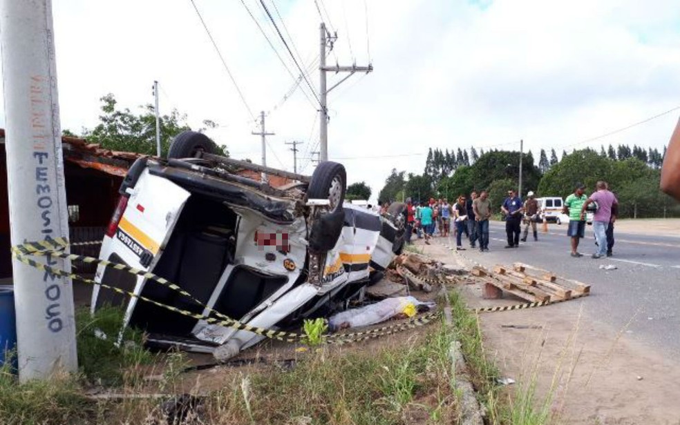 Van capotou depois de ser atingida por micro-ônibus (Foto: Ed Santos/Acorda Cidade)