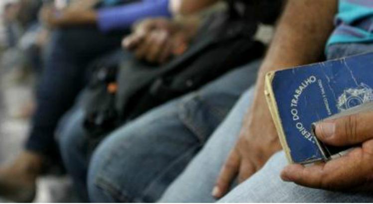 Resultado de imagem para Taxa de desemprego fica em 12,7% no trimestre até maio (12,9% no tri até abril)