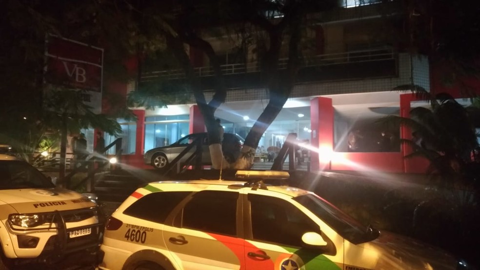 PolÃ­cia Militar isolou a Ã¡rea no bairro Canasvieiras (Foto: PM/ DivulgaÃ§Ã£o)