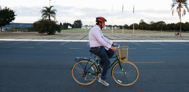 O advogado José Eduardo Cardozo pedala em frente ao Palácio da Alvorada, "quartel-general" da presidente afastada, Dilma Rousseff