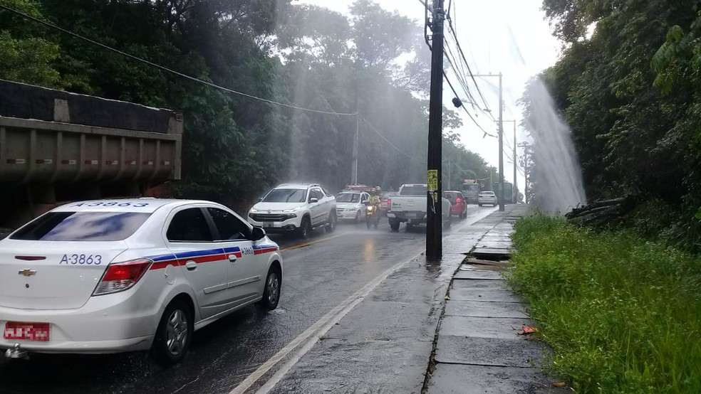 Vazamento de Ã¡gua foi registrado na Ladeira do Cabula, na manhÃ£ desta quarta-feira (29). â?? Foto: Cid Vaz / TV Bahia