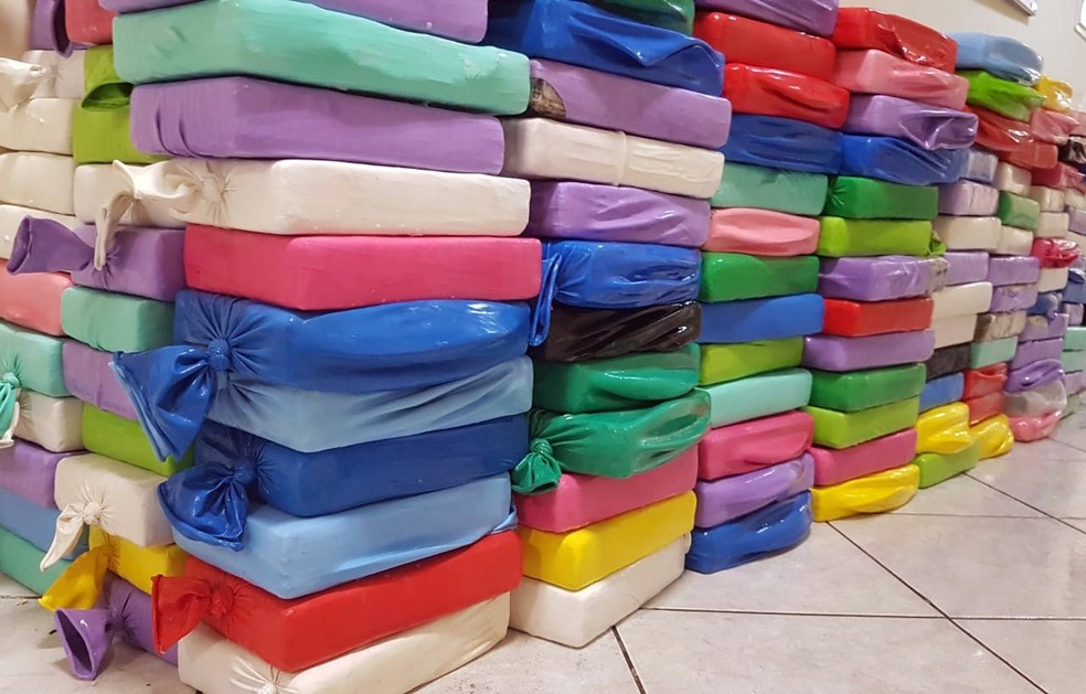 Centenas de tabletes de cocaÃna foram localizados no Porto de Santos, SP â?? Foto: G1 Santos