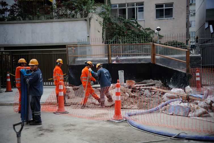 Rio de Janeiro - Devesa Civil afirmou que nÃ£o hÃ¡ riscos nas estruturas dos prÃ©dios da rua onde calÃ§ada cedeu por conta das obras da construÃ§Ã£o da linha 4 do metrÃ´, em Ipanema, zona sul do Rio.