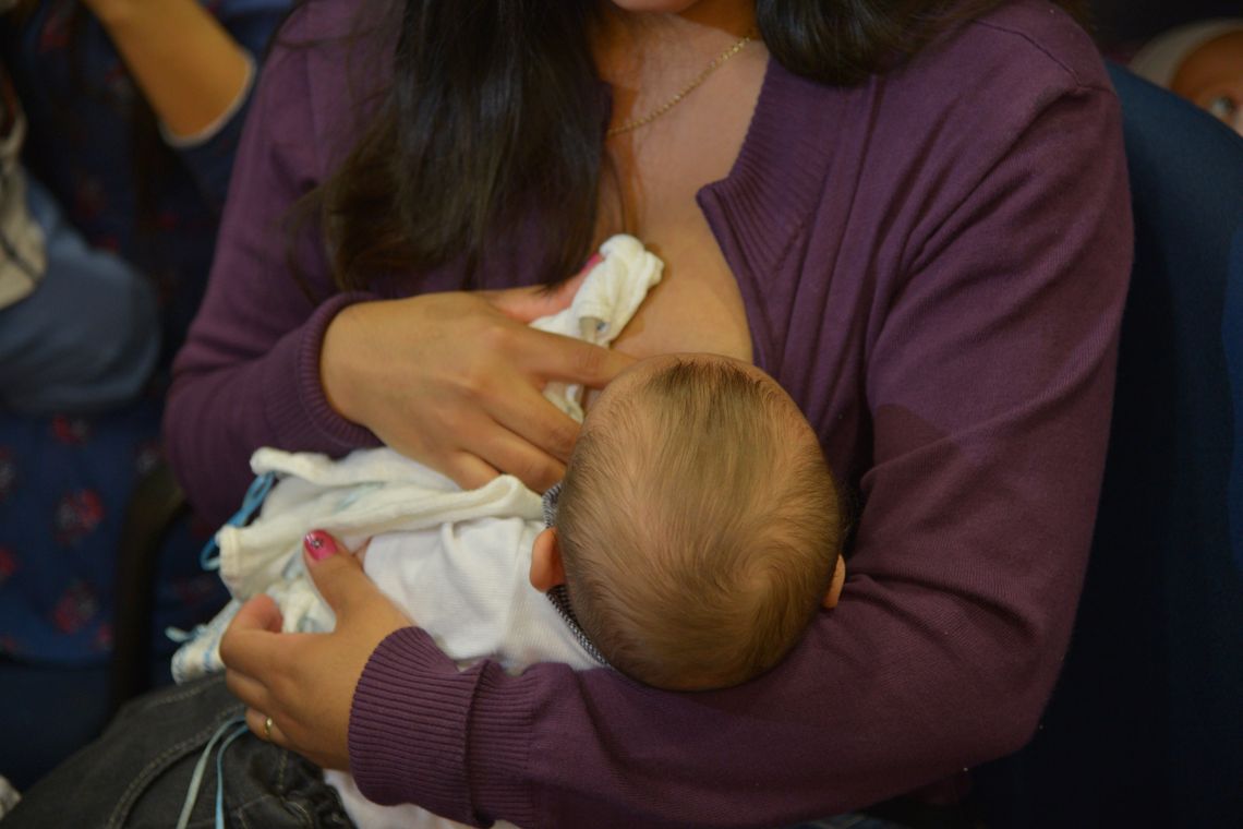 Ministro Arthur Chioro lança a nova campanha de aleitamento materno. Participa da solenidade a madrinha da Semana Mundial de Amamentação (SMAM) de 2014, a atriz NÃvea Stelmann, com sua filha (Wilson Dias/Agência Brasil)