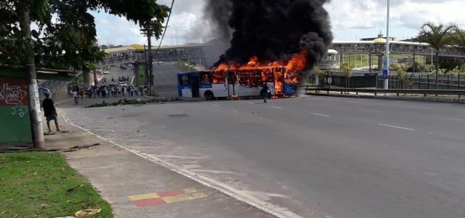 [Manifestantes ateiam fogo em ônibus atravessado na Paralela]