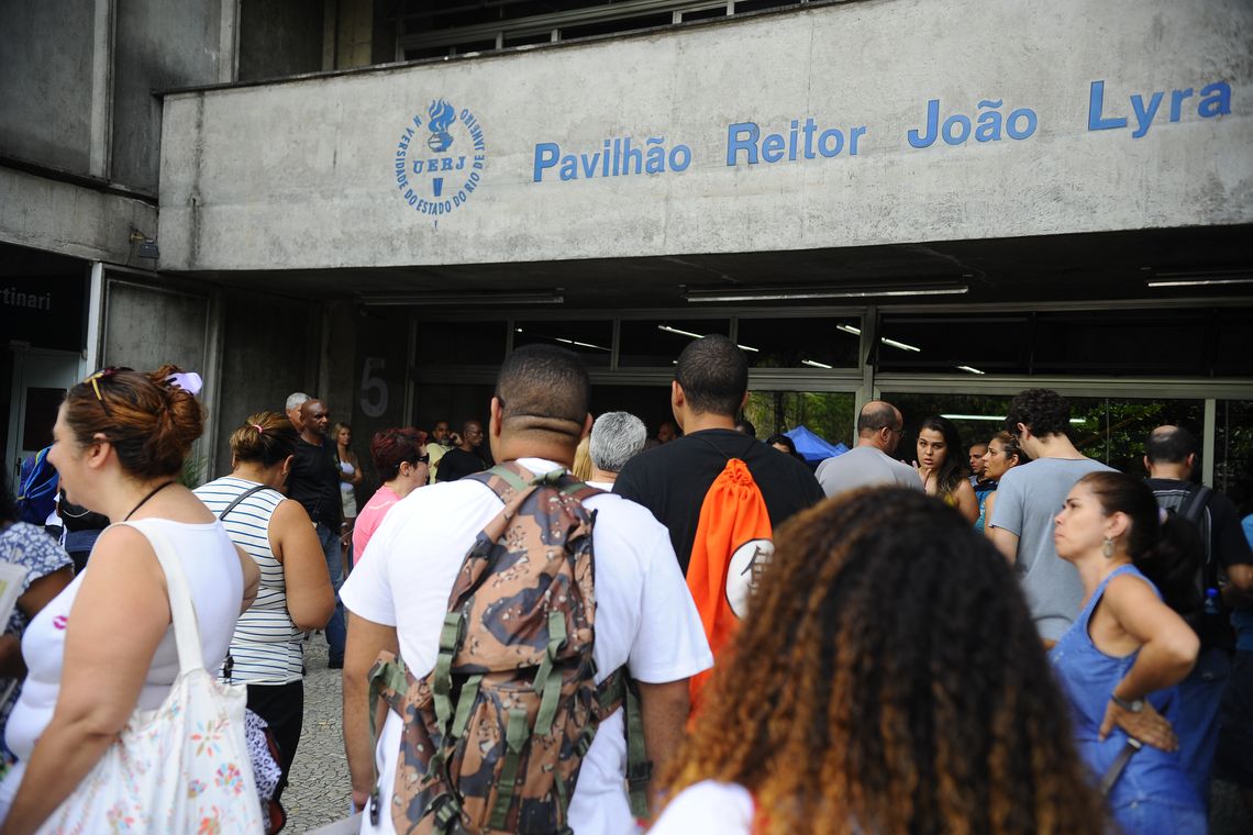Estudantes chegam à UERJ para realização do primeiro dia de provas do Enem 2014 (Tomaz Silva/Agência Brasil)