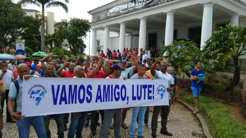 representante do Sindicato dos Vigilantes (Sindivigilantes), eles protestam porque ainda nÃ£o tiverem um retorno oficial da Ufba â?? Foto: Jeferson Fernandes / Arquivo Pessoal