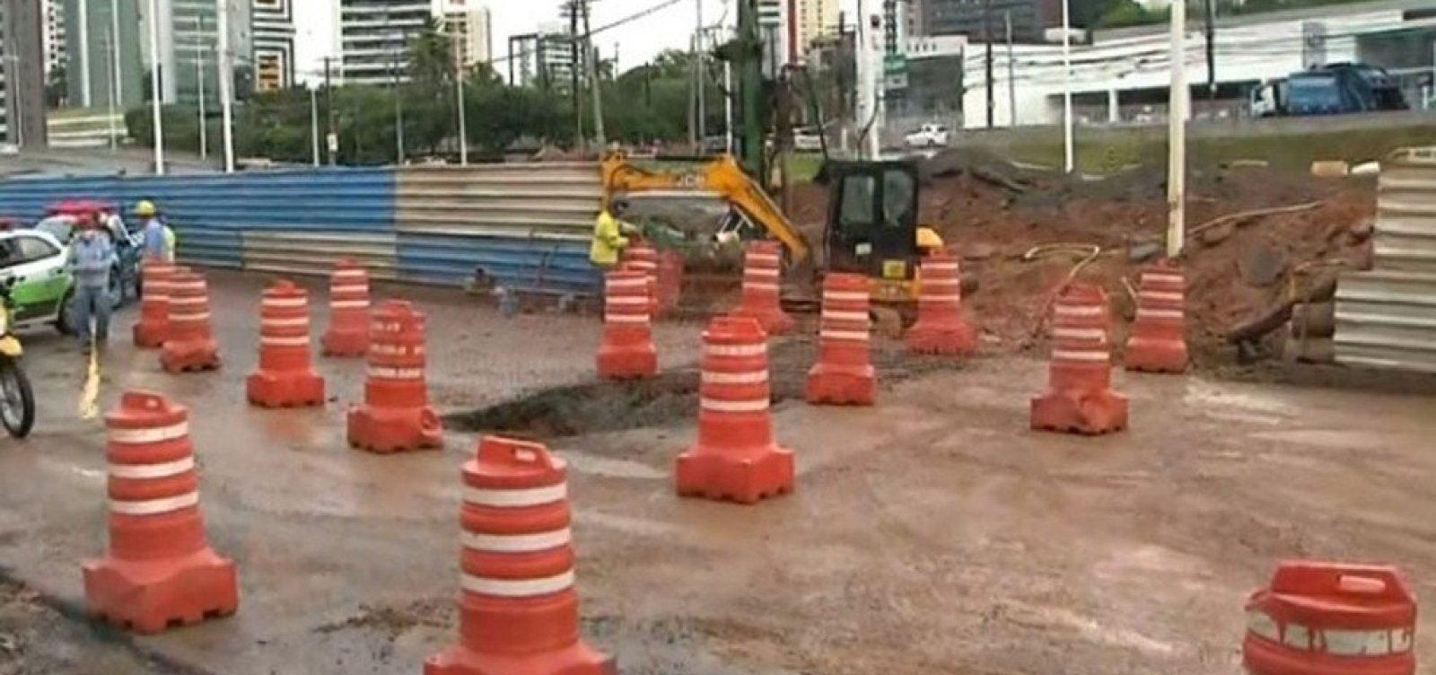 [Trânsito é desviado na Av. ACM após rompimento de adutora]