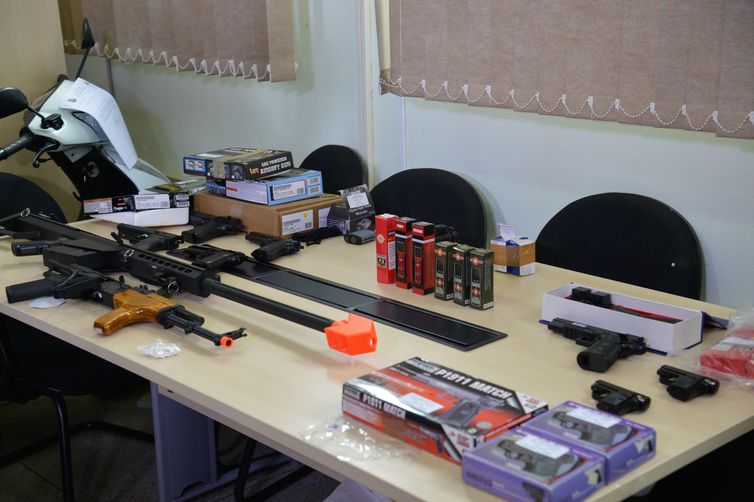 PolÃcia Civil do Distrito Federal deflagrou a Operação EfÃgie, que contou com o apoio do Exército e da Receita Federal, e resultou na apreensão de cerca de 80 réplicas de armas de fogo (Wilson Dias/Agência Brasil)