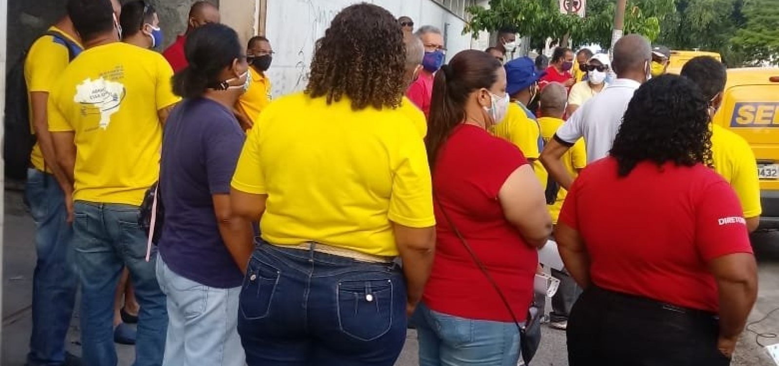 [Em greve há três semanas, funcionários dos Correios realizam ato em Salvador]