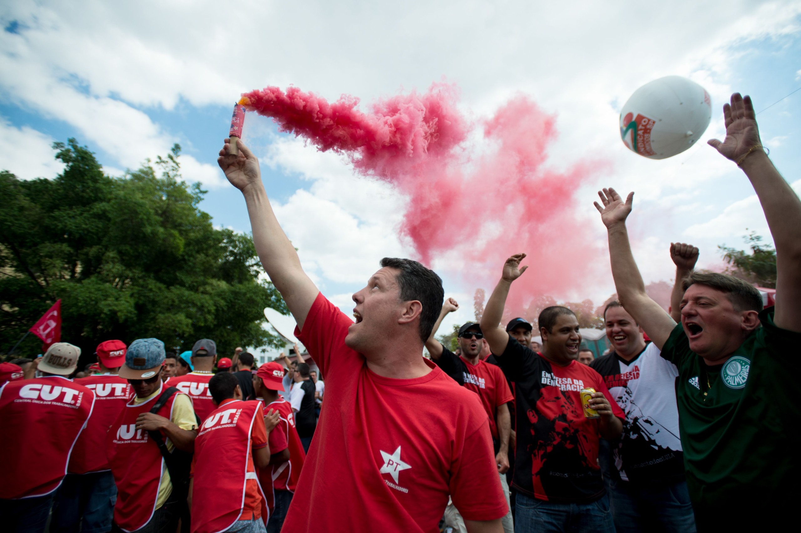 Resultado de imagem para fotos de manifestantes do pt