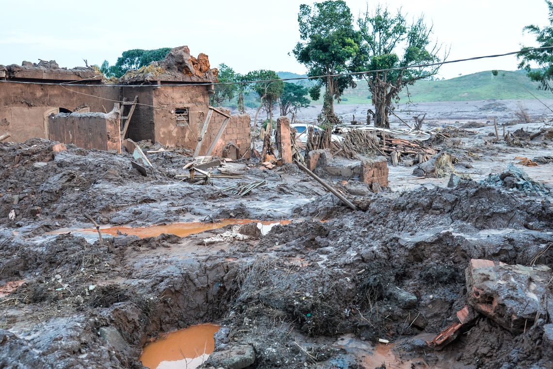 Mariana (MG) - Rompimento de duas barragens da mineradora Samarco na última quinta-feira (5). Em meio ao cenário de muita lama, barro e destruição, o que restou lembra uma cidade fantasma (Antonio Cruz/Agência Brasil)