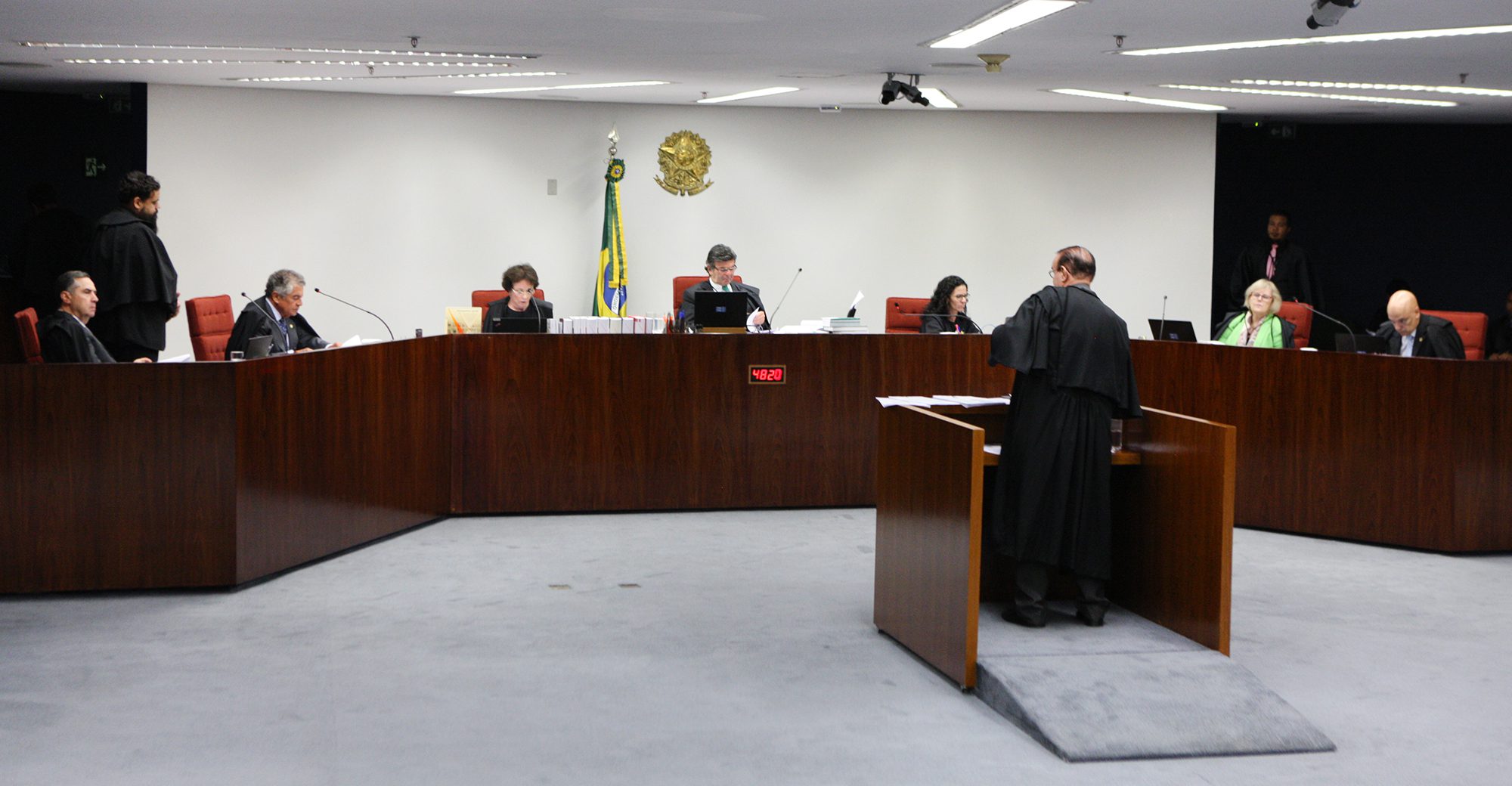Resultado de imagem para STF suspende ações sobre adicional a aposentados