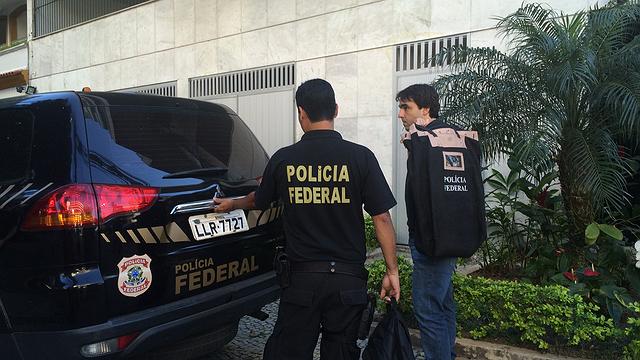 Resultado de imagem para fotos da policia federal levando malotes